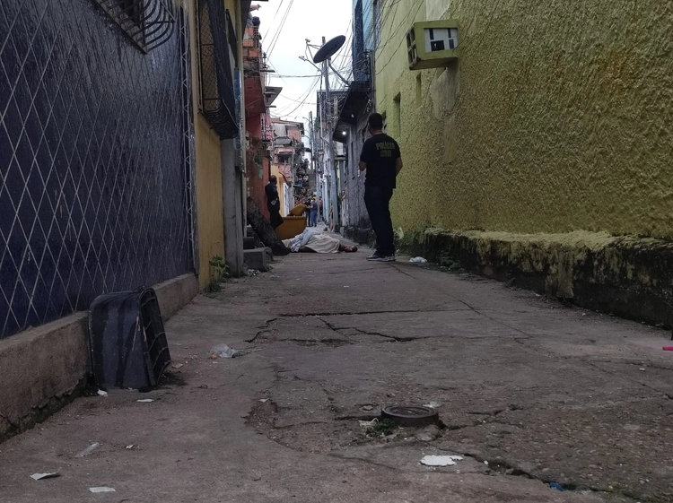 Homem é arrancado de casa nu e executado a tiros no meio da rua em Manaus