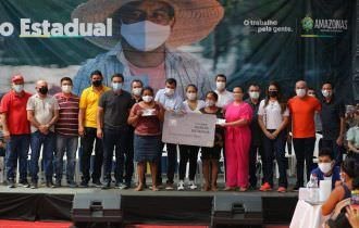 Justiça autoriza Governo do Amazonas a retomar a entrega dos cartões do Auxílio Estadual e cestas básicas em Caori