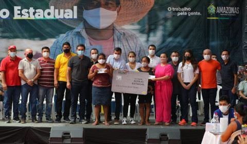 Justiça autoriza Governo do Amazonas a retomar a entrega dos cartões do Auxílio Estadual e cestas básicas em Caori