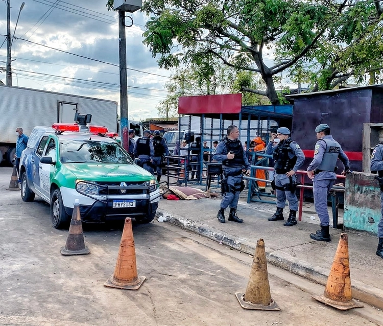 Barbeiro é crivado a balas dentro de feira em Manaus