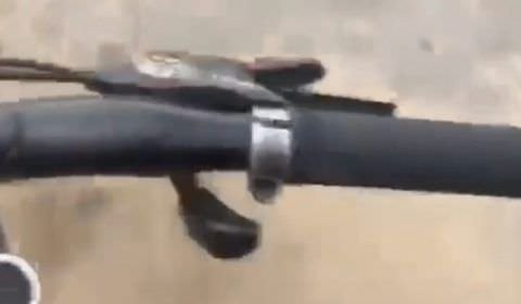 Jovem fica gravemente ferido após vizinho atacá-lo de bicicleta; veja o vídeo
