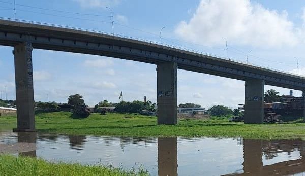 Urgente: corpo é encontrado boiando em igarapé no Educandos