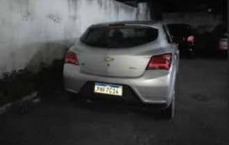 Foragido da polícia é preso em carro roubado