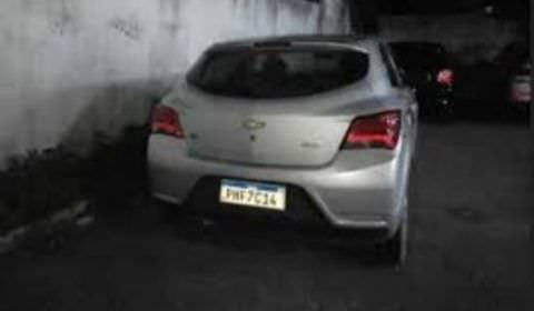 Foragido da polícia é preso em carro roubado