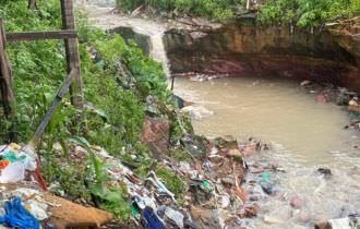 Corpo sem pernas é encontrado boiando em córrego na zona oeste de Manaus