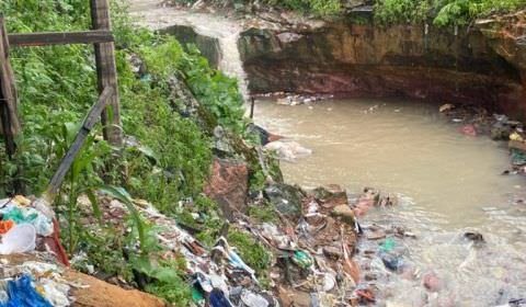 Corpo sem pernas é encontrado boiando em córrego na zona oeste de Manaus