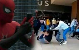 ‘Porradão’ na fila do cinema tem chute e soco na cara por ingressos do Homem-Aranha; veja vídeo