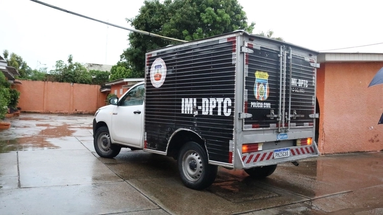 Homem é amarrado e assassinado em sarjeta de Manaus
