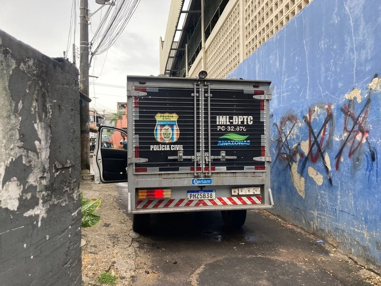 Atiradores invadem casa e executam homem na frente da família em Manaus