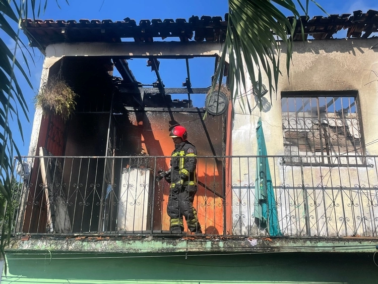 Incêndio destrói casa e desespera moradores em Manaus