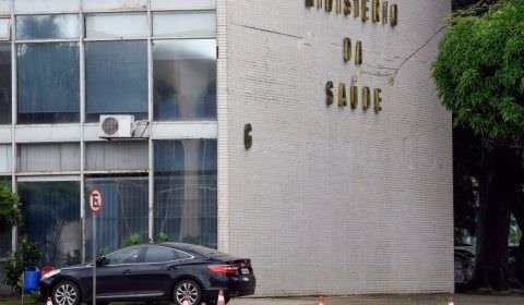 Impasse na PEC dos precatórios trava compra de vacinas para 2022