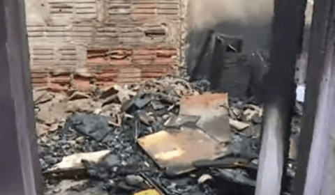 Pânico: família acorda com casa pegando fogo no Armando Mendes