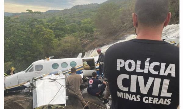 Urgente: polícia encontra cabo enrolado em hélice do avião de Marília Mendonça