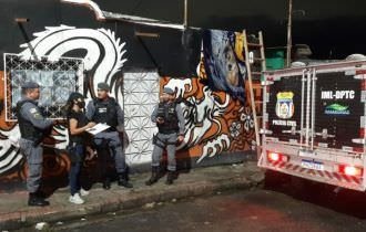 Enquanto fazia tatuagem, homem é morto com tiros na cabeça, em Manaus; imagem fortíssima