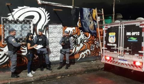 Enquanto fazia tatuagem, homem é morto com tiros na cabeça, em Manaus; imagem fortíssima