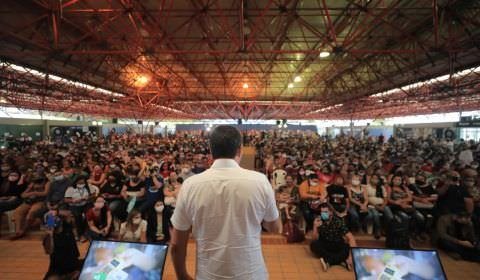 Wilson Lima entrega primeiros cartões do Auxílio Estadual permanente a famílias que moram em Manaus