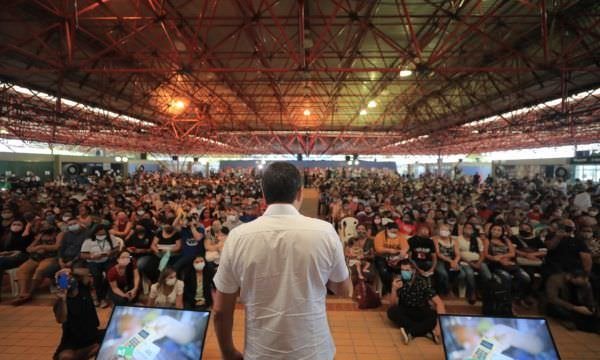 Wilson Lima entrega primeiros cartões do Auxílio Estadual permanente a famílias que moram em Manaus