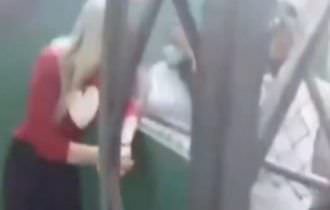 Veja o que acontece com cabeça de criança durante brincadeira em recreio da escola