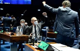 Piso salarial para profissionais da enfermagem segue para a Câmara