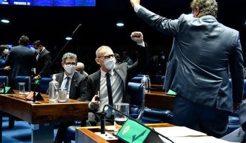 Piso salarial para profissionais da enfermagem segue para a Câmara