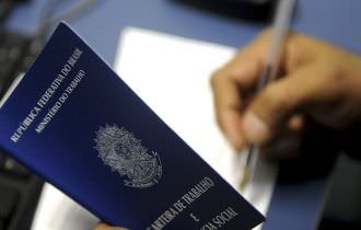 IBGE: emprego com carteira assinada na área privada têm alta de 4,4%