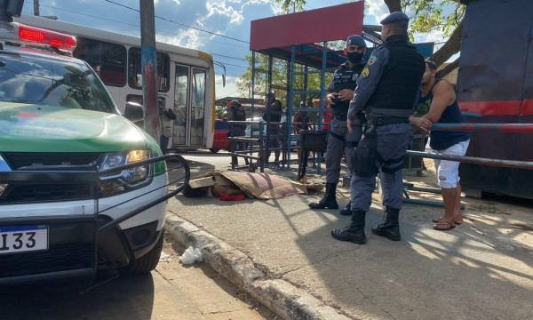 Venezuelano é executado a tiros em frente à feira da Panair, em Manaus