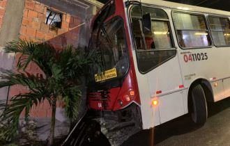 Susto: passageiro fica ferido após ônibus colidir contra casa na zona norte de Manaus