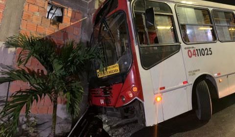 Susto: passageiro fica ferido após ônibus colidir contra casa na zona norte de Manaus