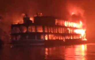 37 pessoas morrem queimadas durante incêndio em barco; veja vídeo