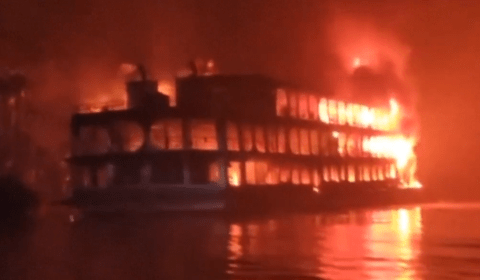 37 pessoas morrem queimadas durante incêndio em barco; veja vídeo