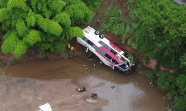 Acidente com ônibus deixa 5 mortos e 41 feridos na véspera do Natal na BR-153