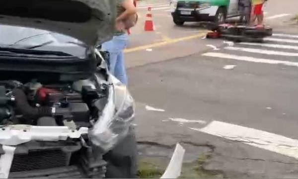 Acidente violento entre carro e motocicleta deixa dois feridos em Manaus