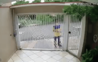 Alerta: homem se passa por carteiro para assaltar dona de casa; veja vídeo