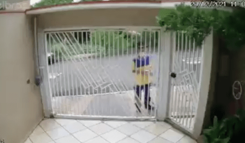 Alerta: homem se passa por carteiro para assaltar dona de casa; veja vídeo