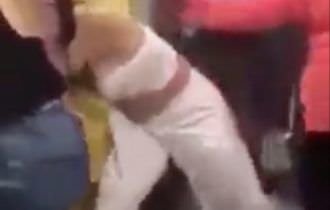 Amigo oculto termina em briga após homem presentear colega de trabalho com lingerie; vídeo