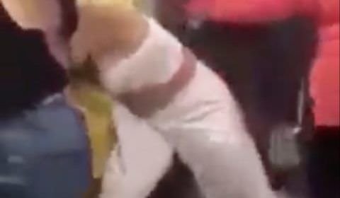 Amigo oculto termina em briga após homem presentear colega de trabalho com lingerie; vídeo