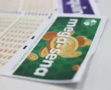 Bilhete de loteria traz alerta de combate à violência contra a mulher