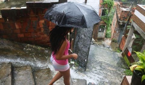Após enchentes afetarem mais de 430 mil, sul da Bahia espera mais chuvas até 4ª
