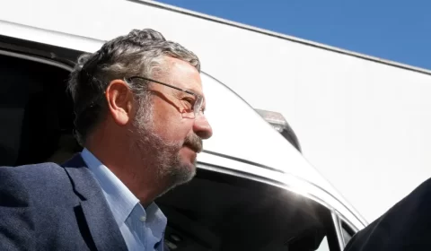 Após ter condenação anulada, Palocci é liberado de uso de tornozeleira
