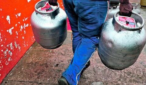 Auxílio-gás começa a ser pago a 108 mil famílias nesta segunda-feira (27)