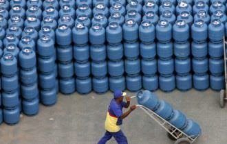 Bolsonaro assina decreto que regulamenta o vale-gás; programa terá duração de 5 anos