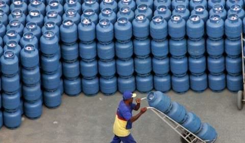 Bolsonaro assina decreto que regulamenta o vale-gás; programa terá duração de 5 anos