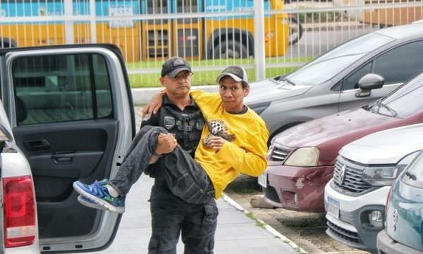 Cadeirante é preso suspeito matar colega de bar com facada no peito em Manaus