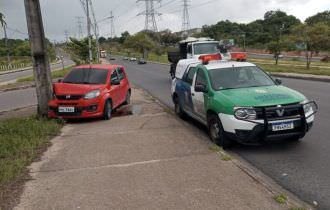 URGENTE: carro perde o controle e bate em poste na Avenida das Torres