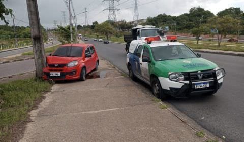 URGENTE: carro perde o controle e bate em poste na Avenida das Torres