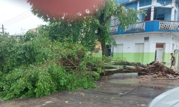 Chuva em Manaus causa diversos danos e falta de energia elétrica (Veja o vídeo)