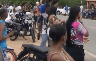 Confra de amigos motoqueiros termina em morte durante raxa; veja vídeo