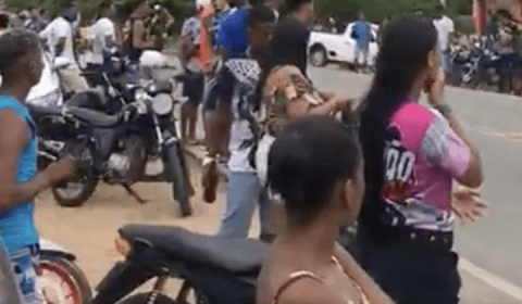 Confra de amigos motoqueiros termina em morte durante raxa; veja vídeo