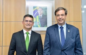 David Almeida entrega projetos de R$ 407 milhões ao ministro do Turismo