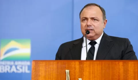 Ex-ministro da Saúde Eduardo Pazuello sofre acidente de moto no Rio